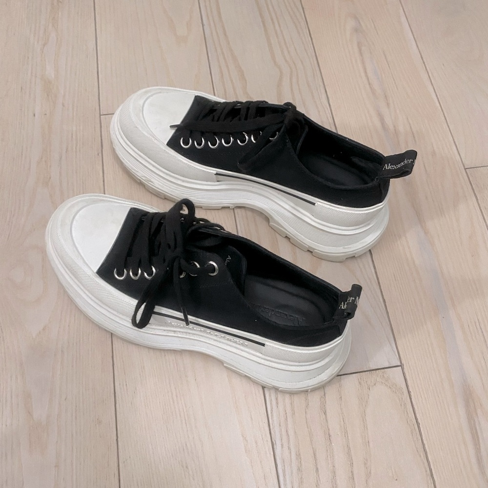Beautiful! Barely worn Alexander McQueen Size 38
